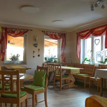 לינה וארוחת בוקר Wirtsberg & Cafe