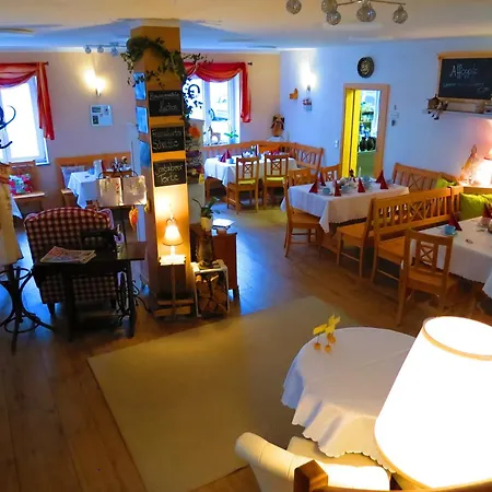 ベッド・アンド・ブレックファスト Wirtsberg & Cafe 3*